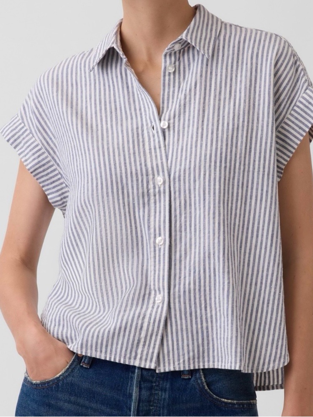 GAP Blue and White Stripe Short-Sleeve Button-Down Shirt
